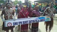 Rombongan dari berbagai sekolah juga tidak mau kalah untuk unjuk gigi. Semua tampil menarik dengan kostum dan kreativitas masing-masing (Bonauli/detikTravel)