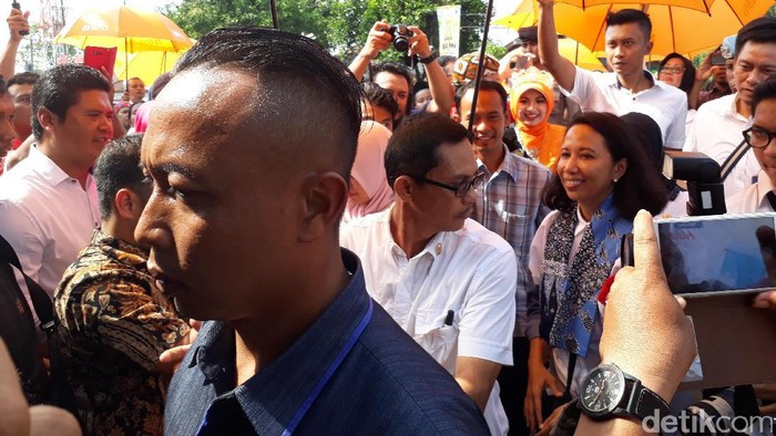 Rini Blusukan ke Indramayu, dari Helikopter Turun ke Sawah