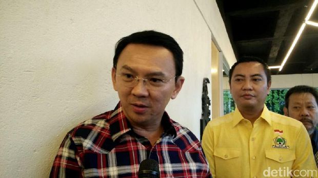 Ahok saat hadir di rapat internal Golkar. 