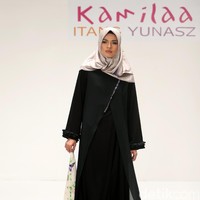 Koleksi Kamilaa by Itang Yunasz yang mengangkat tema Belanga Wastra di Pusat Grosir Blok B Tanah Abang. Jakarta. [Foto: Mohammad Abduh/Wolipop]