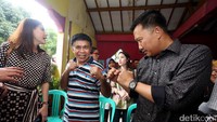 Ellyas Pical dan Imam Nahrawi foto bersama sambil mengepalkan tangan.