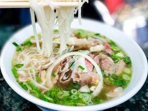 Sluurp! 5 Tempat Ini Punya Racikan Pho Berkuah Kaldu Gurih Sedap