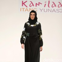 Koleksi Kamilaa by Itang Yunasz yang mengangkat tema Belanga Wastra di Pusat Grosir Blok B Tanah Abang. Jakarta. [Foto: Mohammad Abduh/Wolipop]