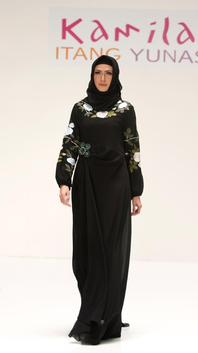 Koleksi Kamilaa by Itang Yunasz yang mengangkat tema Belanga Wastra di Pusat Grosir Blok B Tanah Abang. Jakarta. [Foto: Mohammad Abduh/Wolipop]