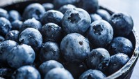 Buah yang satu ini kayak akan antioksidan, serat, vitamin A dan C. Blueberry berfungsi untuk mencegah kanker, diabetes, dan demensia, serta meningkatkan kesehatan kardiovaskular.  Foto: Thinkstock
