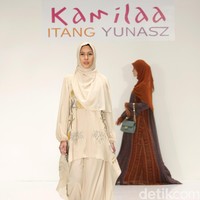 Koleksi Kamilaa by Itang Yunasz yang mengangkat tema Belanga Wastra di Pusat Grosir Blok B Tanah Abang. Jakarta. [Foto: Mohammad Abduh/Wolipop]