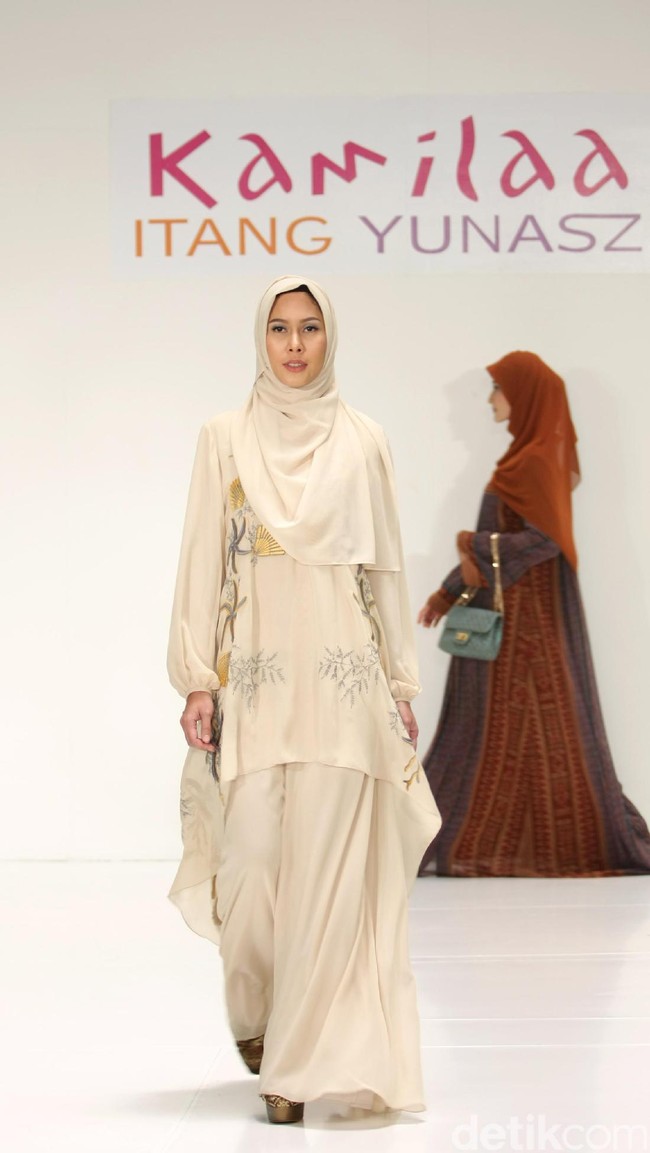 Koleksi Kamilaa by Itang Yunasz yang mengangkat tema Belanga Wastra di Pusat Grosir Blok B Tanah Abang. Jakarta. [Foto: Mohammad Abduh/Wolipop]