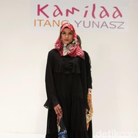 Koleksi Kamilaa by Itang Yunasz yang mengangkat tema Belanga Wastra di Pusat Grosir Blok B Tanah Abang. Jakarta. [Foto: Mohammad Abduh/Wolipop]