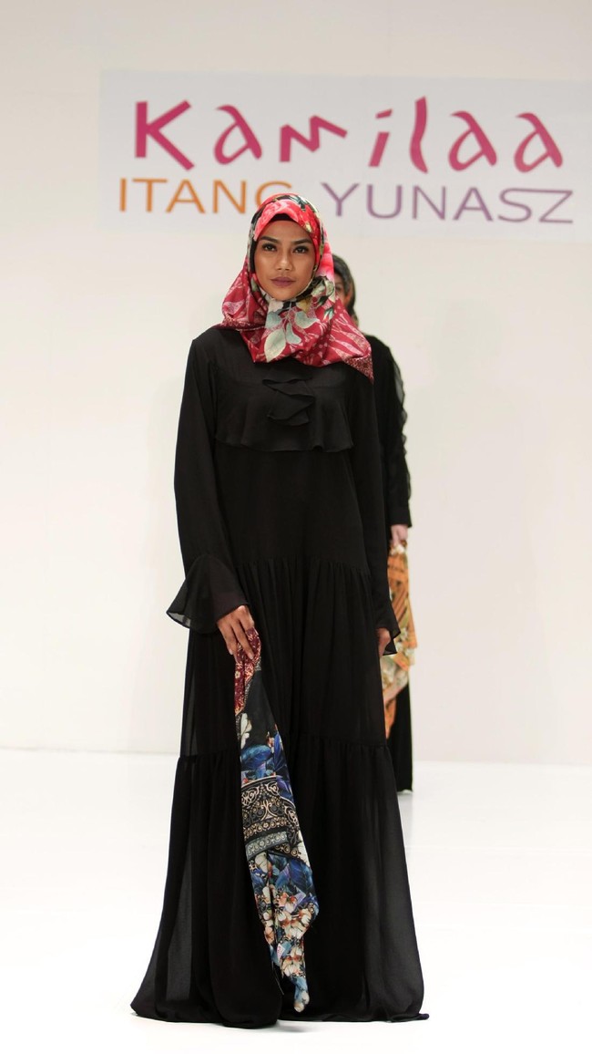 Koleksi Kamilaa by Itang Yunasz yang mengangkat tema Belanga Wastra di Pusat Grosir Blok B Tanah Abang. Jakarta. [Foto: Mohammad Abduh/Wolipop]