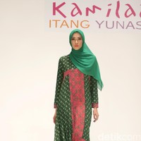 Koleksi Kamilaa by Itang Yunasz yang mengangkat tema Belanga Wastra di Pusat Grosir Blok B Tanah Abang. Jakarta. [Foto: Mohammad Abduh/Wolipop]