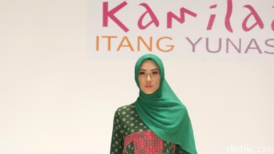 Foto: Koleksi Busana Kamilaa by Itang Yunasz di Tanah Abang