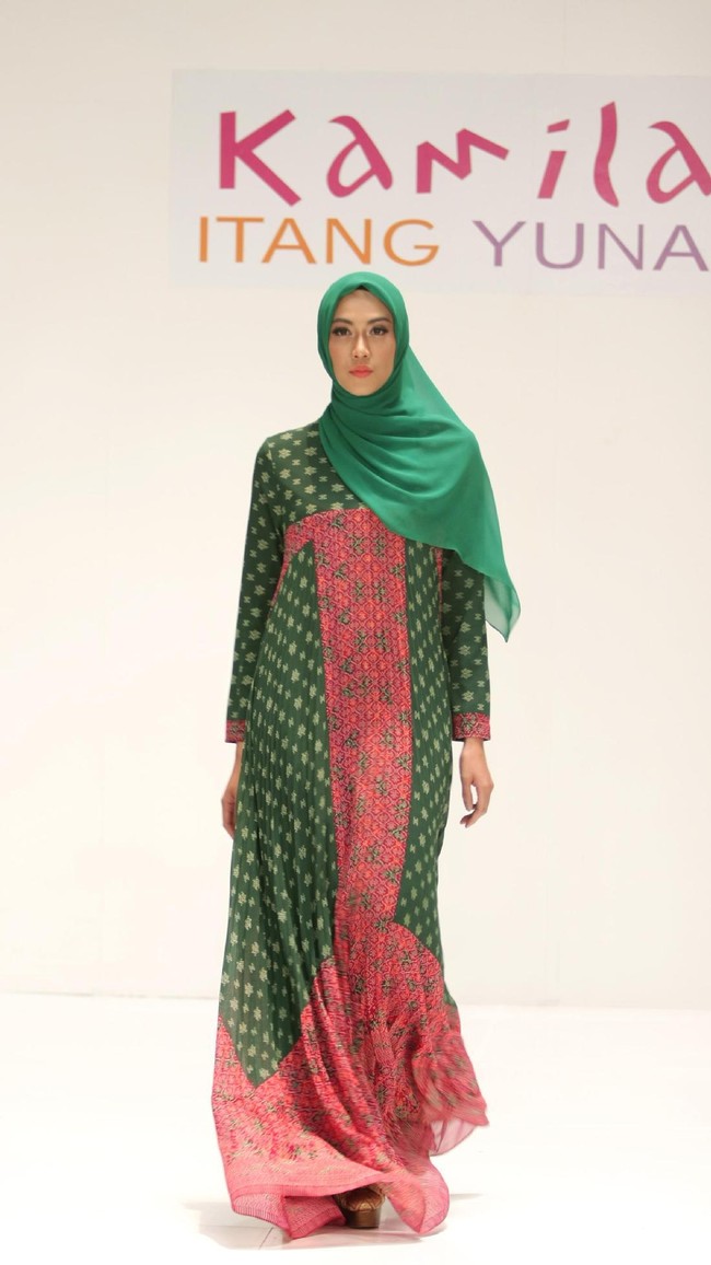 Koleksi Kamilaa by Itang Yunasz yang mengangkat tema Belanga Wastra di Pusat Grosir Blok B Tanah Abang. Jakarta. [Foto: Mohammad Abduh/Wolipop]