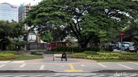 Seorang warga bersantai di jalur pedestrian Tanah Abang, Jakarta Pusat, Jumat (10/3/2017).
