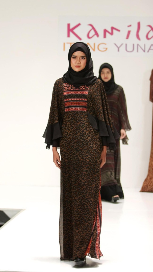 Koleksi Kamilaa by Itang Yunasz yang mengangkat tema Belanga Wastra di Pusat Grosir Blok B Tanah Abang. Jakarta. [Foto: Mohammad Abduh/Wolipop]