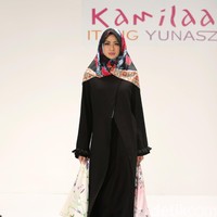 Koleksi Kamilaa by Itang Yunasz yang mengangkat tema Belanga Wastra di Pusat Grosir Blok B Tanah Abang. Jakarta. [Foto: Mohammad Abduh/Wolipop]