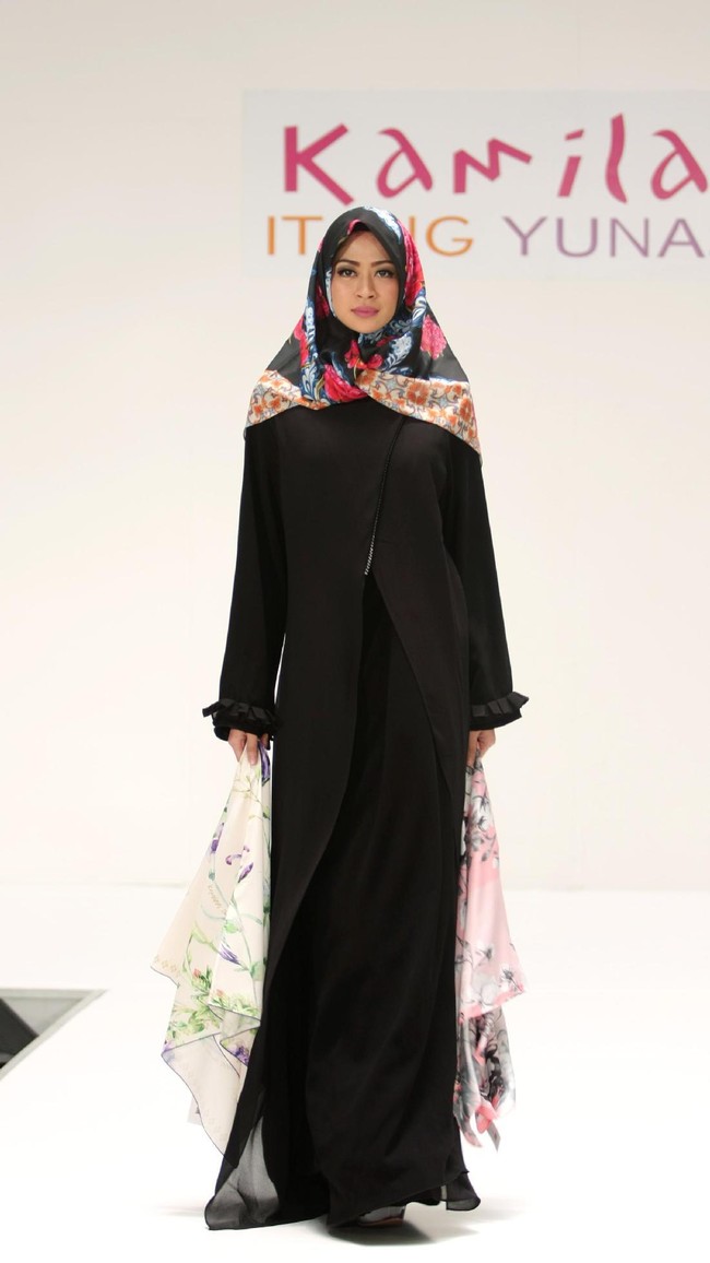 Koleksi Kamilaa by Itang Yunasz yang mengangkat tema Belanga Wastra di Pusat Grosir Blok B Tanah Abang. Jakarta. [Foto: Mohammad Abduh/Wolipop]