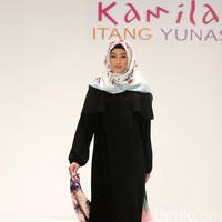 Koleksi Kamilaa by Itang Yunasz yang mengangkat tema Belanga Wastra di Pusat Grosir Blok B Tanah Abang. Jakarta. [Foto: Mohammad Abduh/Wolipop]