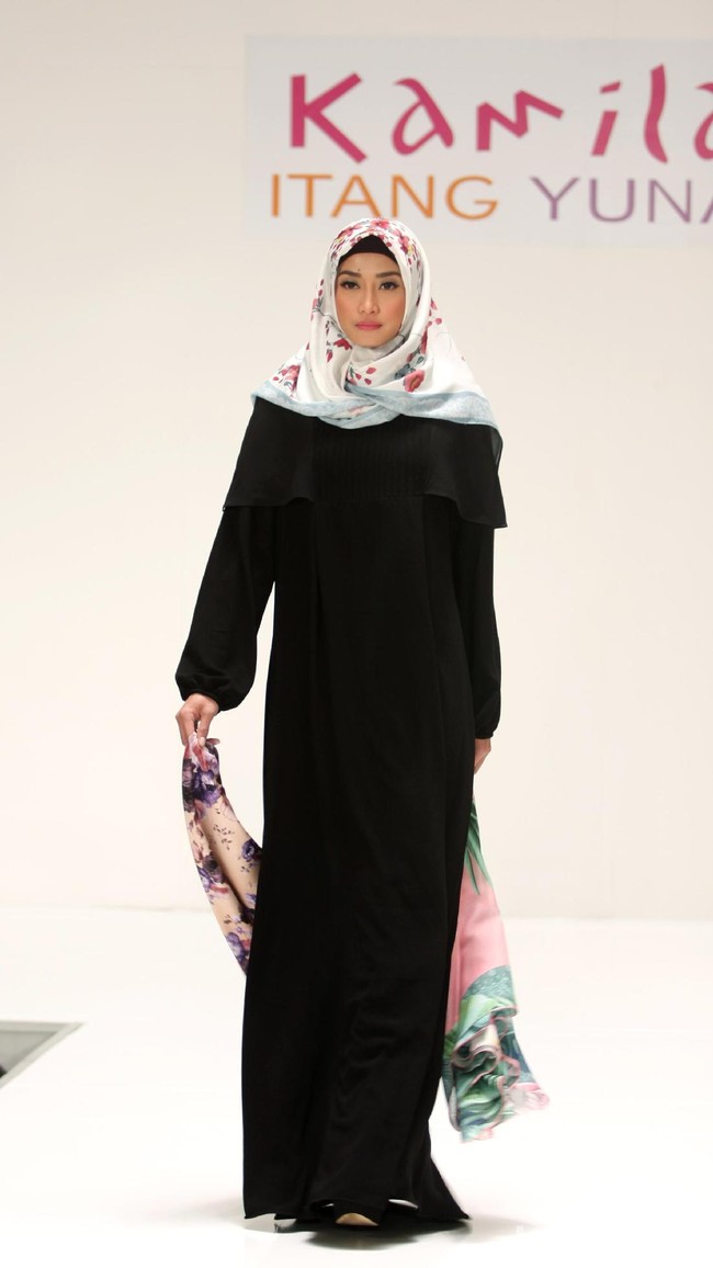 Koleksi Kamilaa by Itang Yunasz yang mengangkat tema Belanga Wastra di Pusat Grosir Blok B Tanah Abang. Jakarta. [Foto: Mohammad Abduh/Wolipop]