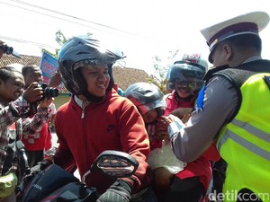 Polisi Karanganyar Ingatkan Para Ortu Pakaikan Anak Helm