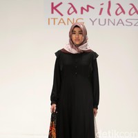 Koleksi Kamilaa by Itang Yunasz yang mengangkat tema Belanga Wastra di Pusat Grosir Blok B Tanah Abang. Jakarta. [Foto: Mohammad Abduh/Wolipop]