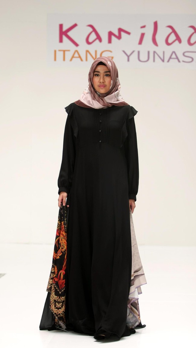 Koleksi Kamilaa by Itang Yunasz yang mengangkat tema Belanga Wastra di Pusat Grosir Blok B Tanah Abang. Jakarta. [Foto: Mohammad Abduh/Wolipop]