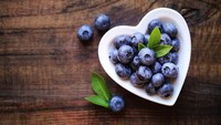 Buah biru mungil ini mengandung  vitamin C dan E yang perkuat imunitas. Sebaiknya konsumsi berry dengan yogurt untuk manfaat lebih maksimal. Foto: Thinkstock