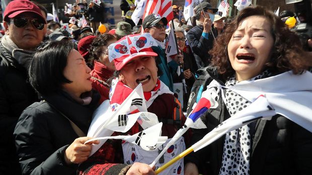 Pendukung Park Geun-Hye sedih dengan putusan pemakzulan