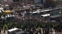 Ribuan demonstran, baik yang mendukung maupun memprotes Presiden Park, berkumpul di luar gedung mahkamah sejak pagi. Mereka dikawal oleh sejumlah besar personel kepolisian yang mengawal jalanan di sekitar gedung. REUTERS/via Reuters TV.