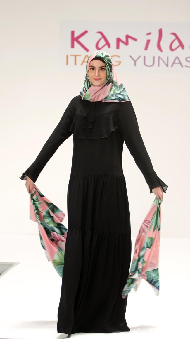 Koleksi Kamilaa by Itang Yunasz yang mengangkat tema Belanga Wastra di Pusat Grosir Blok B Tanah Abang. Jakarta. [Foto: Mohammad Abduh/Wolipop]