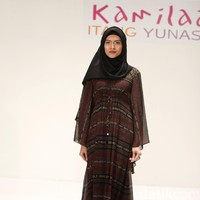 Koleksi Kamilaa by Itang Yunasz yang mengangkat tema Belanga Wastra di Pusat Grosir Blok B Tanah Abang. Jakarta. [Foto: Mohammad Abduh/Wolipop]