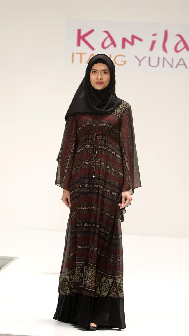 Koleksi Kamilaa by Itang Yunasz yang mengangkat tema Belanga Wastra di Pusat Grosir Blok B Tanah Abang. Jakarta. [Foto: Mohammad Abduh/Wolipop]