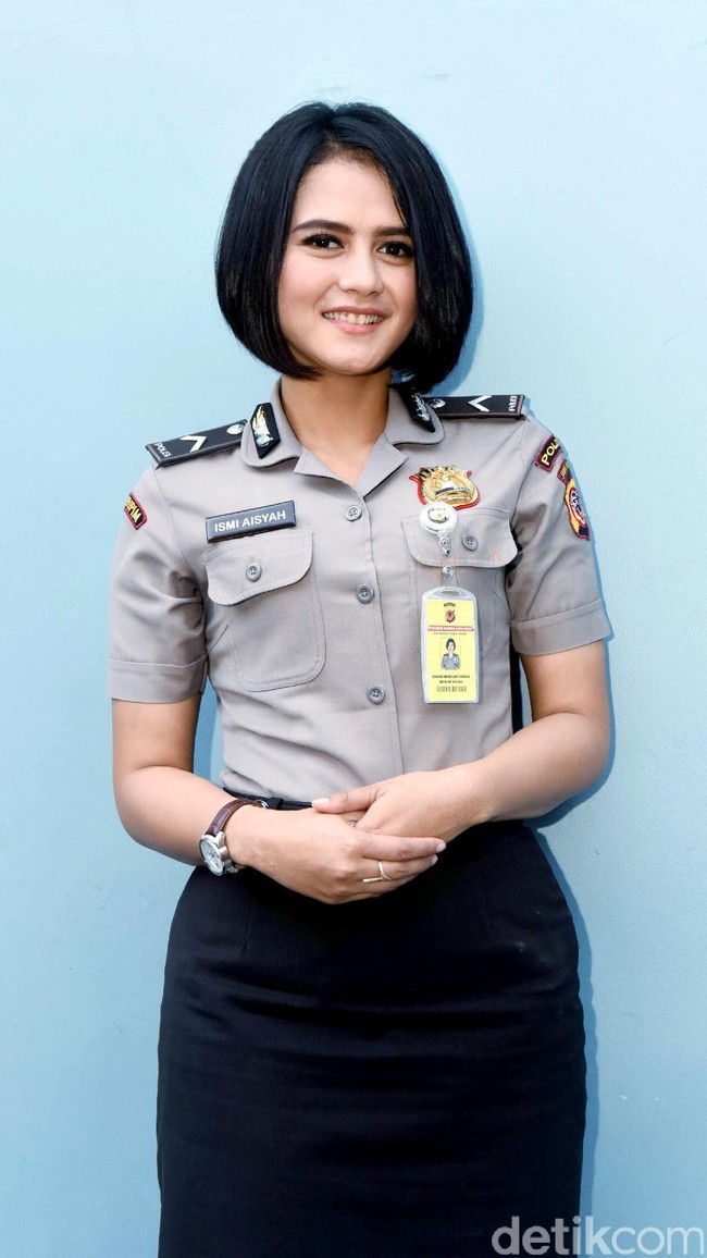 Masih ingat Bripda Ismi Aisyah? Fotonya sempat viral menyusul insiden bom panci meledak di Bandung tahun lalu. Wajah cantiknya langsung booming di media sosial. (Foto: Noel/detikHOT)