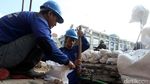 Aksi Pasukan Oranye dan Biru Bersihkan Gorong-gorong
