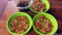 Ada 3 jenis sambal yang enak jadi cocolan sate. Mulai dari sambal Babakaran, sambal Kang Emil, dan sambal si Tumang.