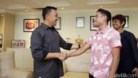 Imam Nahrawi menyambut kedatangan David di kantor Kemenpora, Jakarta, Jumat (10/3/2017).