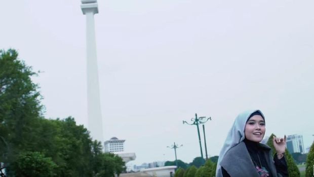 Ada Hijabers Indonesia di Video Klip Penyanyi Kanada Ini, Siapa Dia?