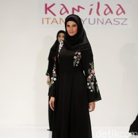 Koleksi Kamilaa by Itang Yunasz yang mengangkat tema Belanga Wastra di Pusat Grosir Blok B Tanah Abang. Jakarta. [Foto: Mohammad Abduh/Wolipop]