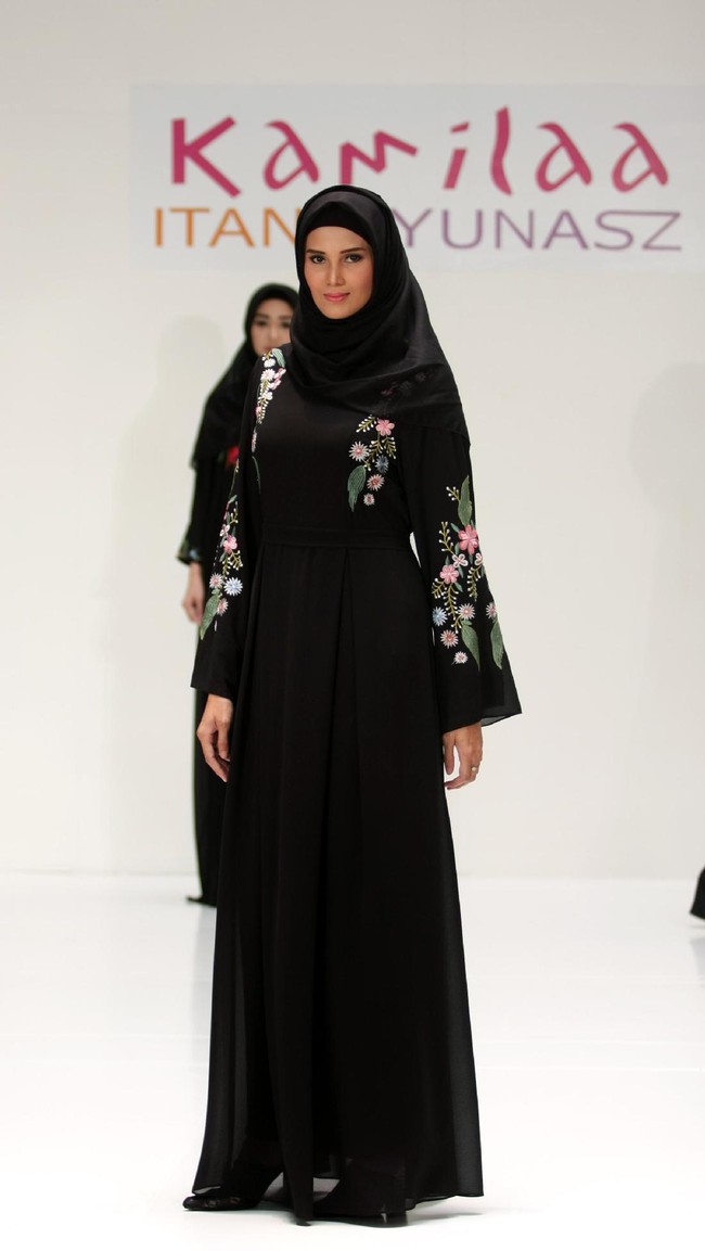 Koleksi Kamilaa by Itang Yunasz yang mengangkat tema Belanga Wastra di Pusat Grosir Blok B Tanah Abang. Jakarta. [Foto: Mohammad Abduh/Wolipop]