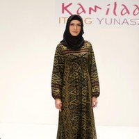 Koleksi Kamilaa by Itang Yunasz yang mengangkat tema Belanga Wastra di Pusat Grosir Blok B Tanah Abang. Jakarta. [Foto: Mohammad Abduh/Wolipop]