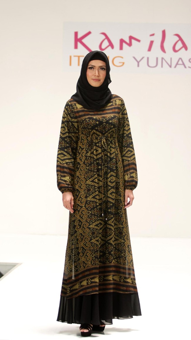 Koleksi Kamilaa by Itang Yunasz yang mengangkat tema Belanga Wastra di Pusat Grosir Blok B Tanah Abang. Jakarta. [Foto: Mohammad Abduh/Wolipop]