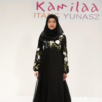 Koleksi Kamilaa by Itang Yunasz yang mengangkat tema Belanga Wastra di Pusat Grosir Blok B Tanah Abang. Jakarta. [Foto: Mohammad Abduh/Wolipop]