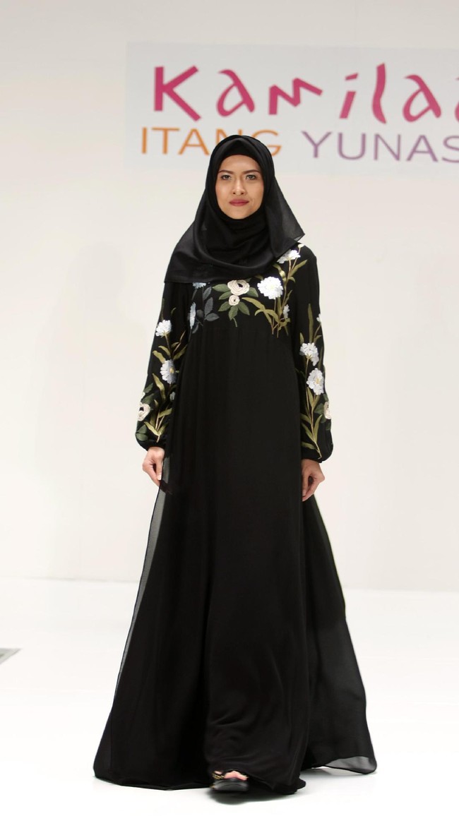 Koleksi Kamilaa by Itang Yunasz yang mengangkat tema Belanga Wastra di Pusat Grosir Blok B Tanah Abang. Jakarta. [Foto: Mohammad Abduh/Wolipop]