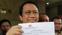 Marzuki Alie menunjukan surat laporan di kantor Bareskrim, Kompleks KKP, Jl Medan Merdeka Timur, Jakarta Pusat, Jumat (10/3/2017).
