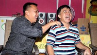 Ellyas Pical tampak menikmati kunjungan Menpora. Elly kerap melempar tawa atas pertanyaan dan canda yang dilontarkan Menpora.