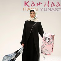 Koleksi Kamilaa by Itang Yunasz yang mengangkat tema Belanga Wastra di Pusat Grosir Blok B Tanah Abang. Jakarta. [Foto: Mohammad Abduh/Wolipop]