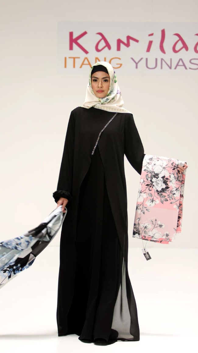 Koleksi Kamilaa by Itang Yunasz yang mengangkat tema Belanga Wastra di Pusat Grosir Blok B Tanah Abang. Jakarta. [Foto: Mohammad Abduh/Wolipop]