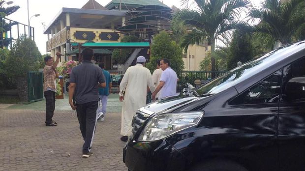 Rombongan Raja Salman tiba di Masjid Agung Ibnu Batutah untuk menunaikan salat Jumat.