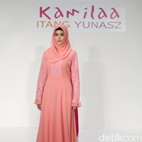 Koleksi Kamilaa by Itang Yunasz yang mengangkat tema Belanga Wastra di Pusat Grosir Blok B Tanah Abang. Jakarta. [Foto: Mohammad Abduh/Wolipop]