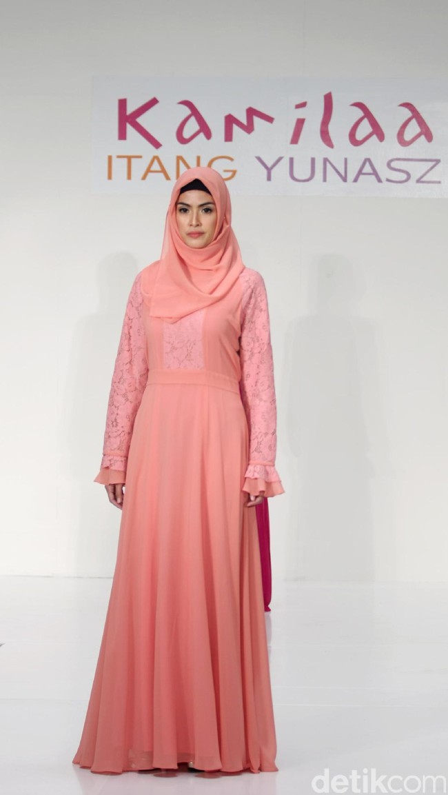 Koleksi Kamilaa by Itang Yunasz yang mengangkat tema Belanga Wastra di Pusat Grosir Blok B Tanah Abang. Jakarta. [Foto: Mohammad Abduh/Wolipop]