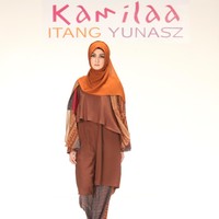 Koleksi Kamilaa by Itang Yunasz yang mengangkat tema Belanga Wastra di Pusat Grosir Blok B Tanah Abang. Jakarta. [Foto: Mohammad Abduh/Wolipop]